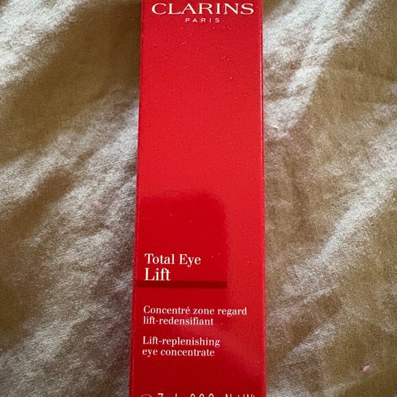 Clarins 7 Piece Skincare Set with Bag - Picture 7 of 9